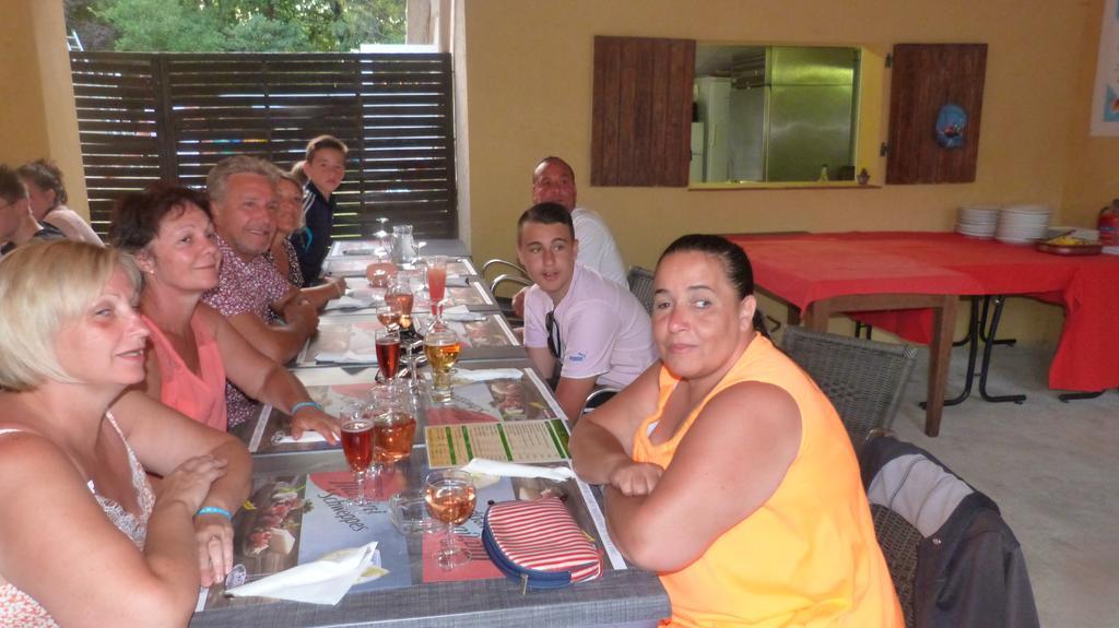 Camping La Vidaresse Sainte-Anastasie-sur-Issole Exterior photo