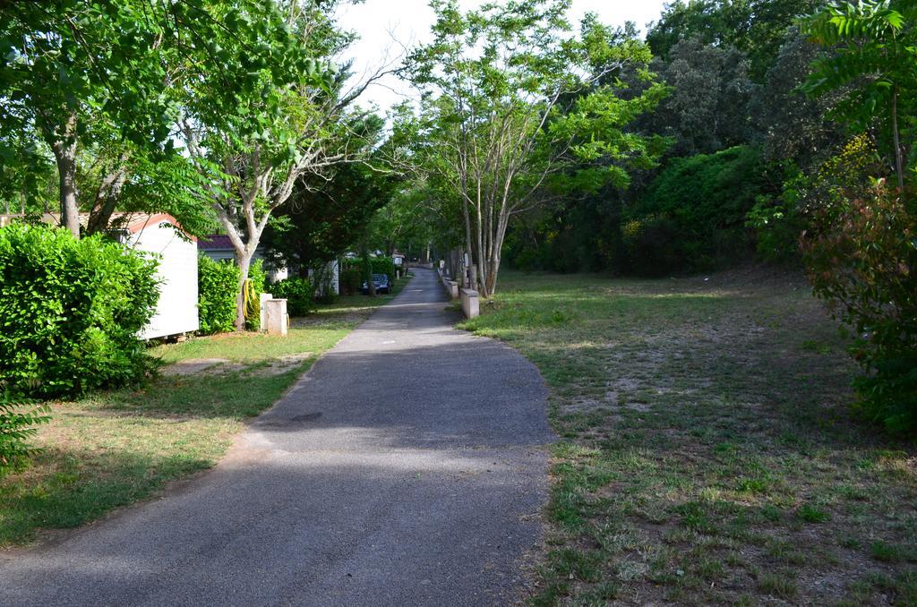 Camping La Vidaresse Sainte-Anastasie-sur-Issole Exterior photo